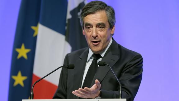 Fillon no se retira porque se considera «víctima de una manipulación»