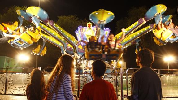 Investigan una atracción de feria de la que una niña salió despedida en Almería