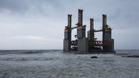 Encalla la plataforma hallada a la deriva en Benalmádena arrastrada por el temporal