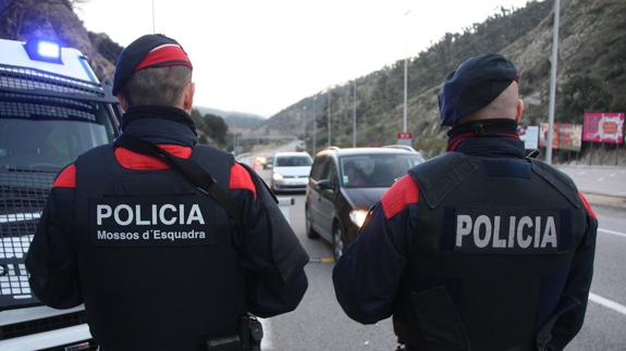 Los Mossos investigan seis casos de menores víctimas del ciberjuego 'Ballena Azul'