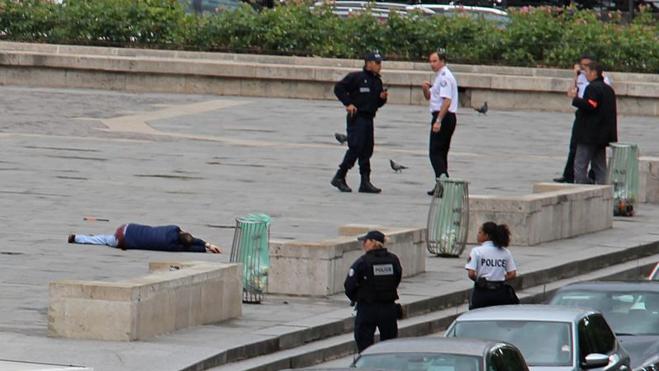 Así fue el ataque contra un policía en la catedral de Notre Dame