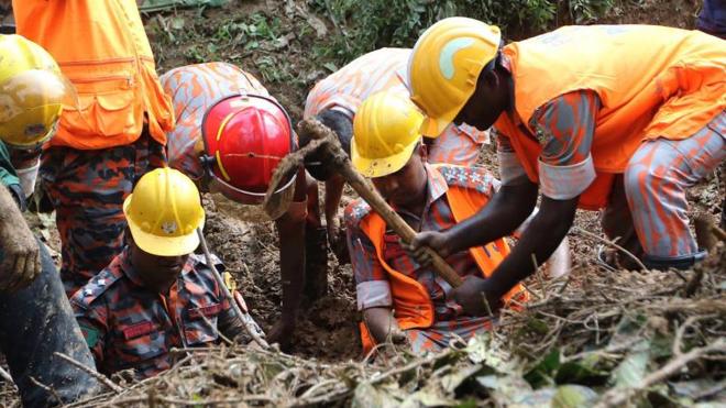 En Bangladés continúan las tareas de rescate mientras la cifra de muertos sube hasta 148