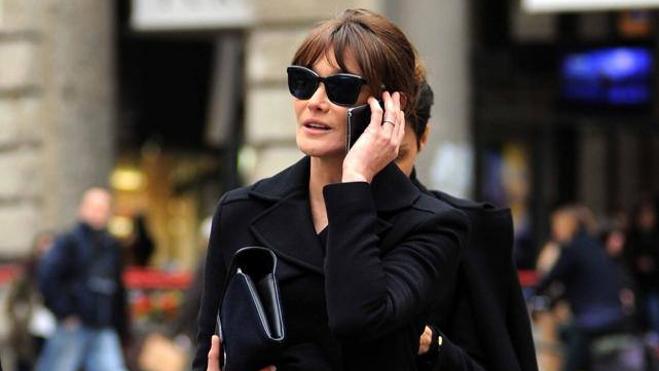 Carla Bruni niega su romance con Donald Trump