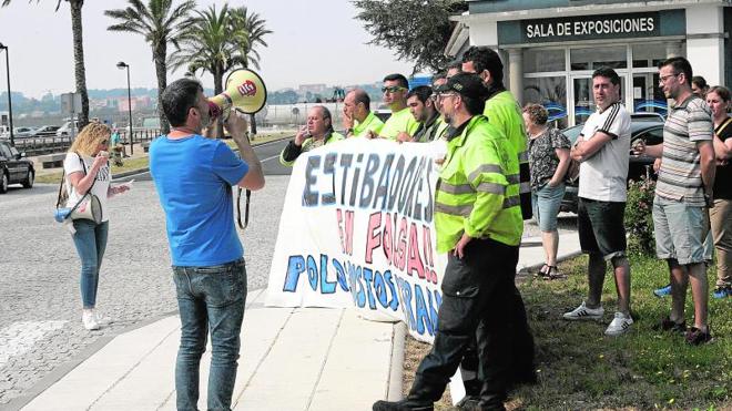 Los estibadores mantienen la huelga, aunque no pararán en las empresas que aseguren el empleo