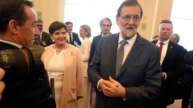 Rajoy descarta que Montoro sea el obstáculo para pactar con el PSOE
