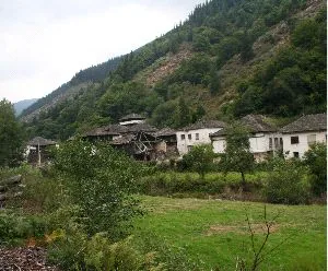Odia Cercanamente Conversacional Un grupo empresarial compra una aldea en Cangas del Narcea para construir  un complejo turístico | El Comercio