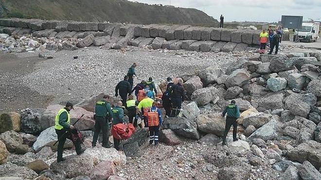 Cuarta persona herida en cinco meses al caer a los bloques del espigón de San Juan