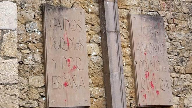 Nava estudia exigir por ley la retirada de las placas falangistas de la iglesia