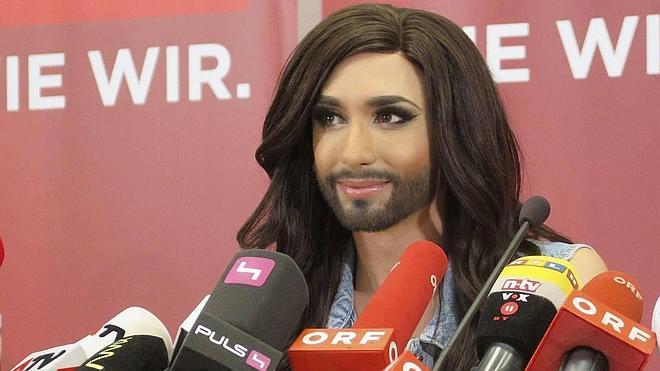 Conchita Wurst comparte sus trucos de belleza y maquillaje en internet