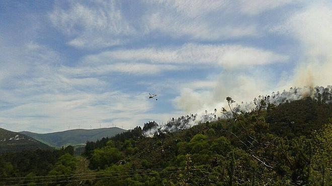 Un incendio amenaza la localidad de Villar de Serandinas, en Boal