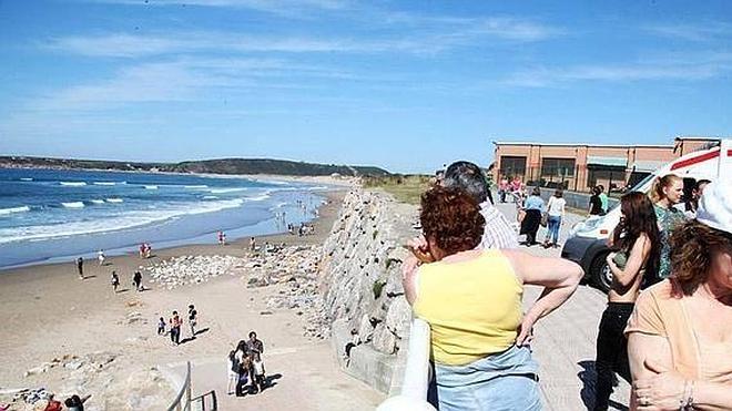 Cuatro bañistas rescatados del mar en Salinas antes del inicio de la temporada