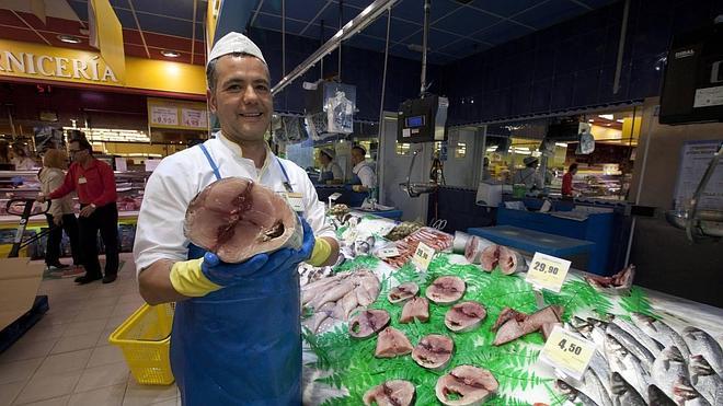 La curiosidad sobresale en la compra del primer bonito del Norte, a 29,9 euros