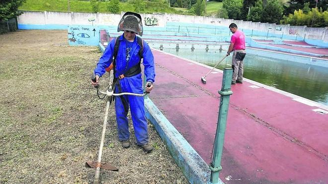 Protesta para que abran las piscinas al aire libre pese al inicio de la limpieza de las de Riaño