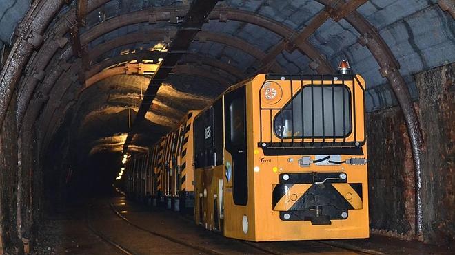 En tren por las entrañas mineras de Samuño