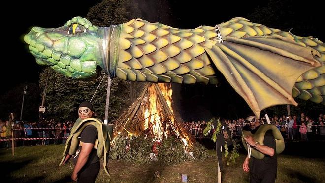 La hoguera de San Juan se traslada al entorno del Náutico Ensidesa