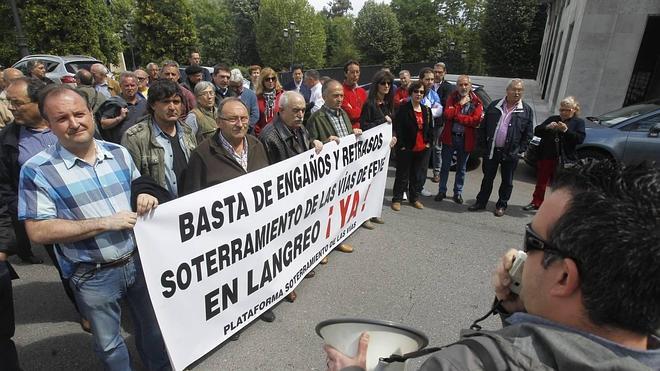 Un centenar de langreanos pide a De Lorenzo que los reciba para agilizar el soterramiento