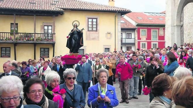 Santa Rita llena las calles de rosas