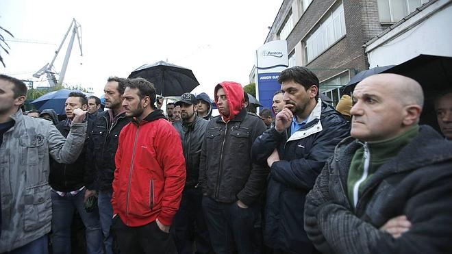 Compañeros del trabajador fallecido en Armón se manifiestan frente a la factoría