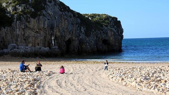 Las playas de Asturias, con muchas obras y menos arena