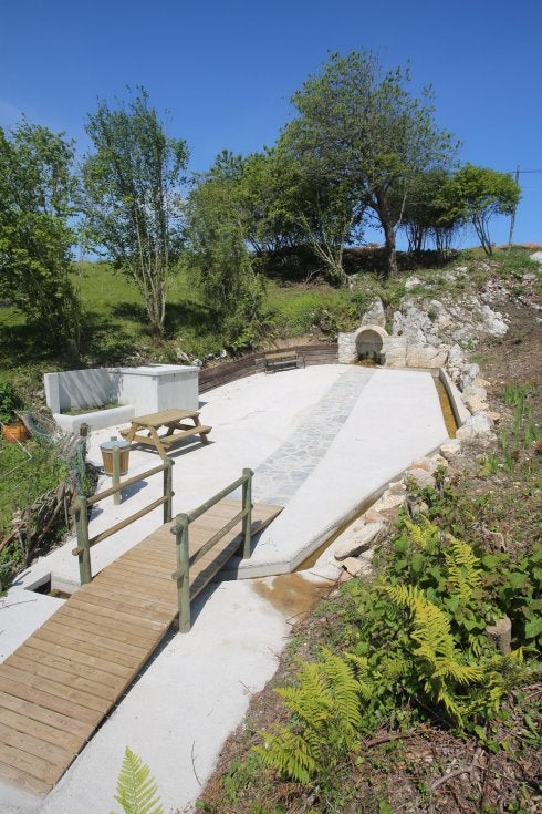 Sebreñu recupera su fuente tras décadas oculta por la maleza