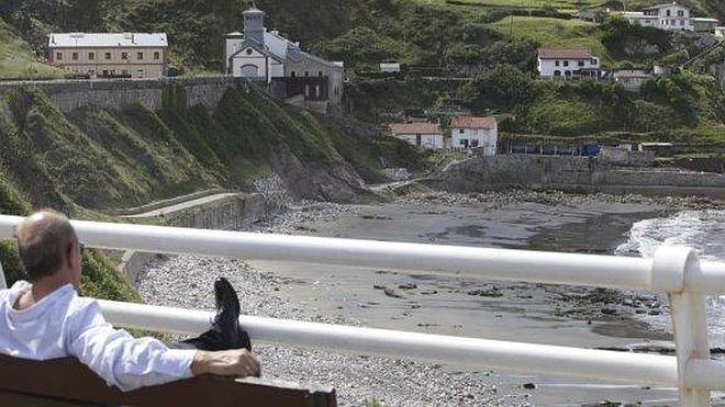 Costas comienza a reparar los daños de los temporales en la playa de Arnao