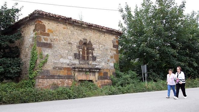 El mal estado de la capilla de Cayés se debate hoy en Llanera
