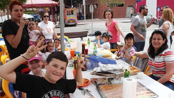 Villalegre celebra su comida en la calle