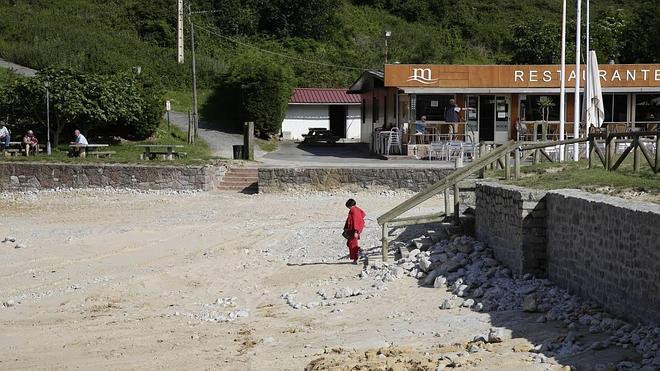 Comienza la redistribución de piedras en la playa de Toró