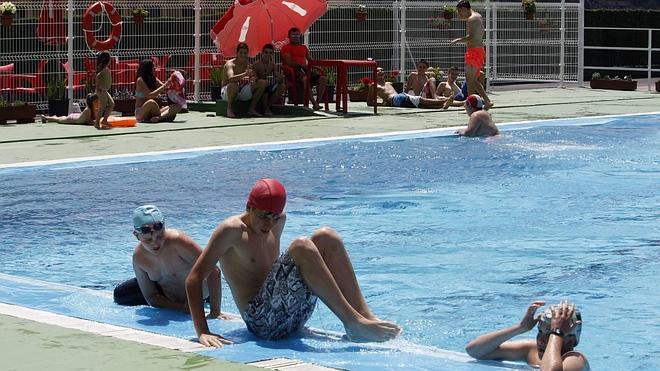 Abre la piscina de Turón con precios «anticrisis»