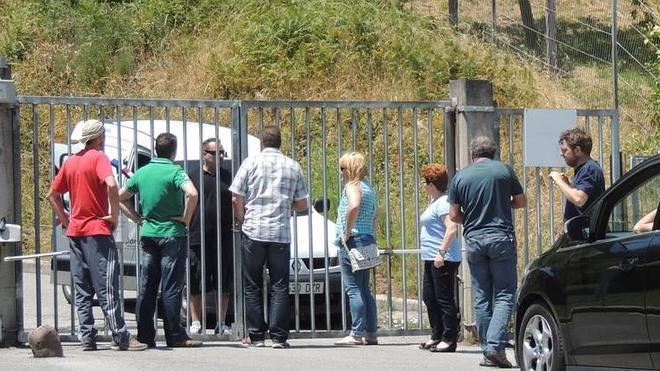 Los padres del Instituto de Cangas impiden que una empresa de mudanzas accedan al centro