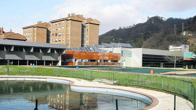 El PSOE vaticina «un verano caluroso en Mieres» sin las piscinas de Vega