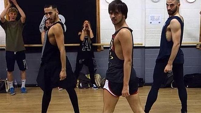 Tres hombres con tacones bailan a ritmo de Beyonce