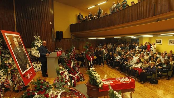 Emotiva y multitudinaria despedida a Manuel Fernández 'Lito'