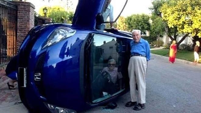 Una anciana vuelca con su coche y sube la foto a Facebook