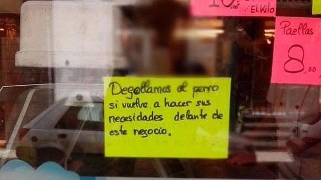 Una carnicera amenaza con matar a los perros que hagan sus necesidades delante de su tienda