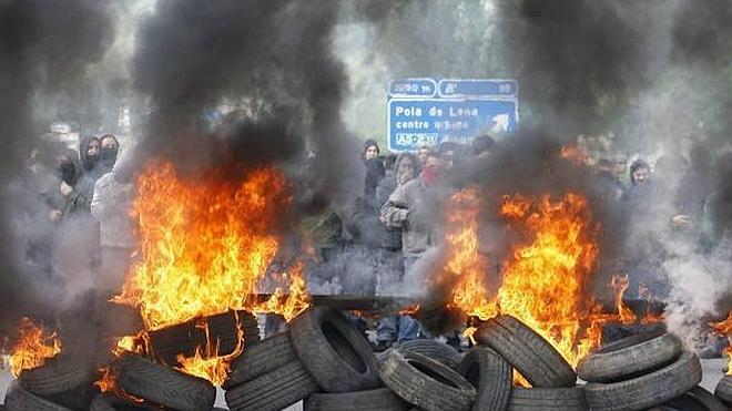 Cuatro mineros se enfrentan a una pena de cárcel por cortar la A-66 con una barricada en 2012