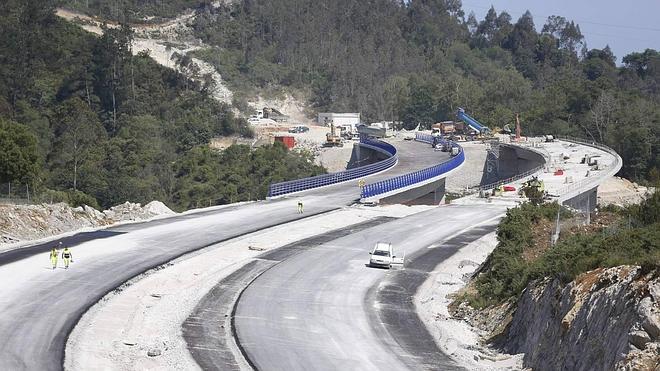 Gabino de Lorenzo confía en que la autovía a su paso por la comarca oriental pueda estar finalizada "este año"