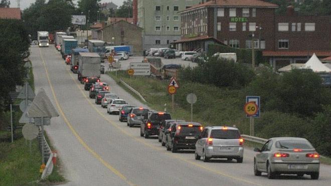 Una voladura en el tramo La Franca-Unquera produce grandes atascos