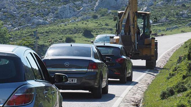 Los hosteleros tildan de «vergonzoso» el inicio de la reparación de la carretera a los Lagos