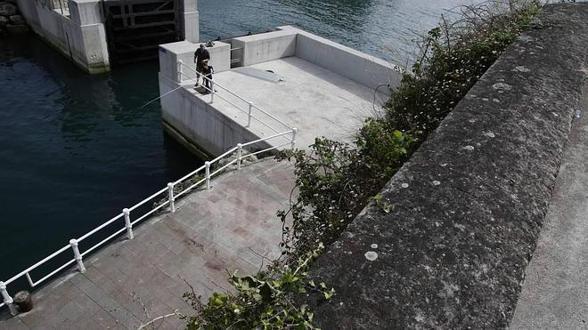 Fallece un joven de Zaragoza en Llanes tras caerse de un muro en la zona portuaria