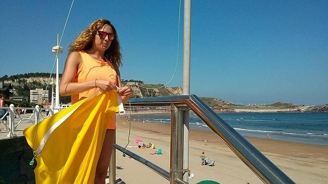 La playa de Salinas reabre al baño, tras el cierre motivado por problemas de salubridad