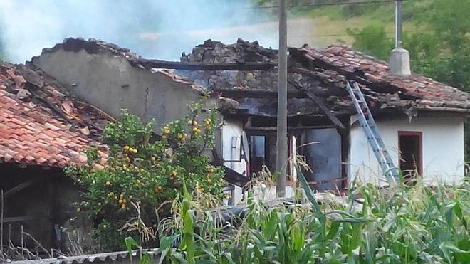 Fallece un hombre de 66 años en el incendio de una vivienda en Espinaréu