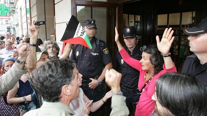 Protesta contra Israel a las puertas del Jovellanos