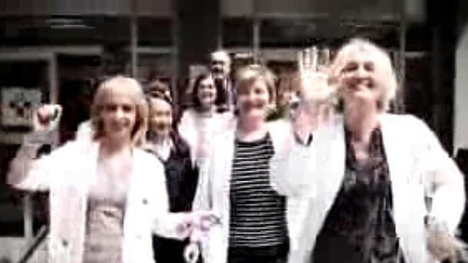 Los trabajadores del HUCA se despiden con 'Happy'