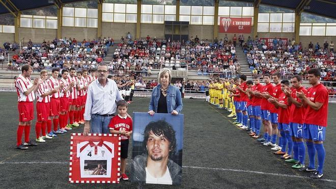 El fútbol asturiano rinde homenaje a Saúl Lara