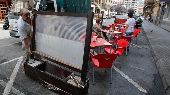 Un conductor ebrio empotra su coche en una sidrería de La Felguera