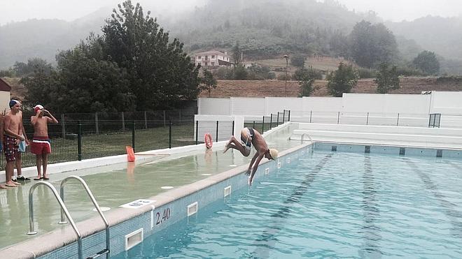 Langreo abre su piscina, mientras la de Mieres lleva seis meses cerrada