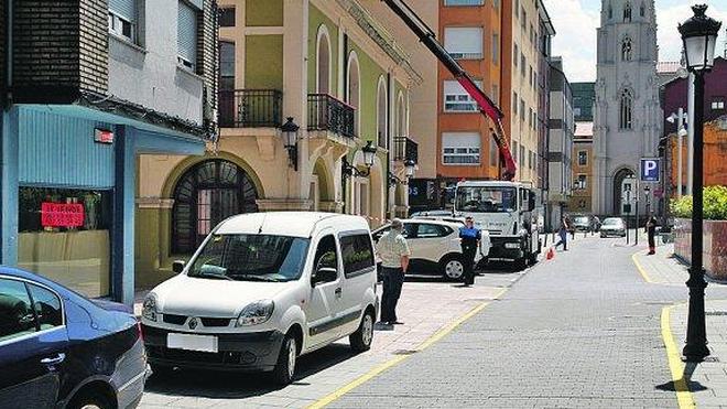 «Multas al minuto» por aparcar en la zona del aparcamiento subterráneo de Sama