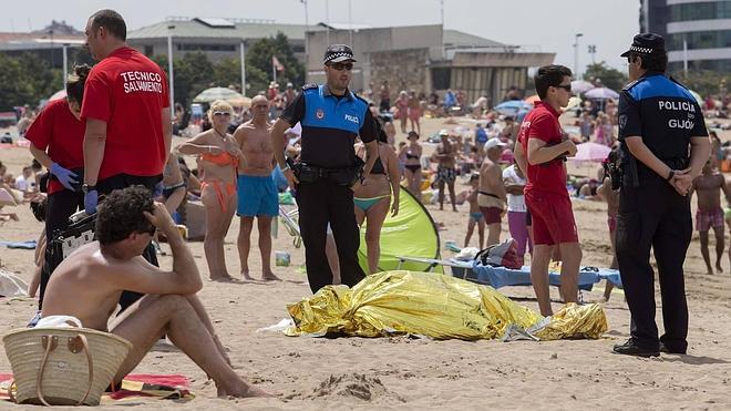 Fallece un bañista en la playa de Poniente