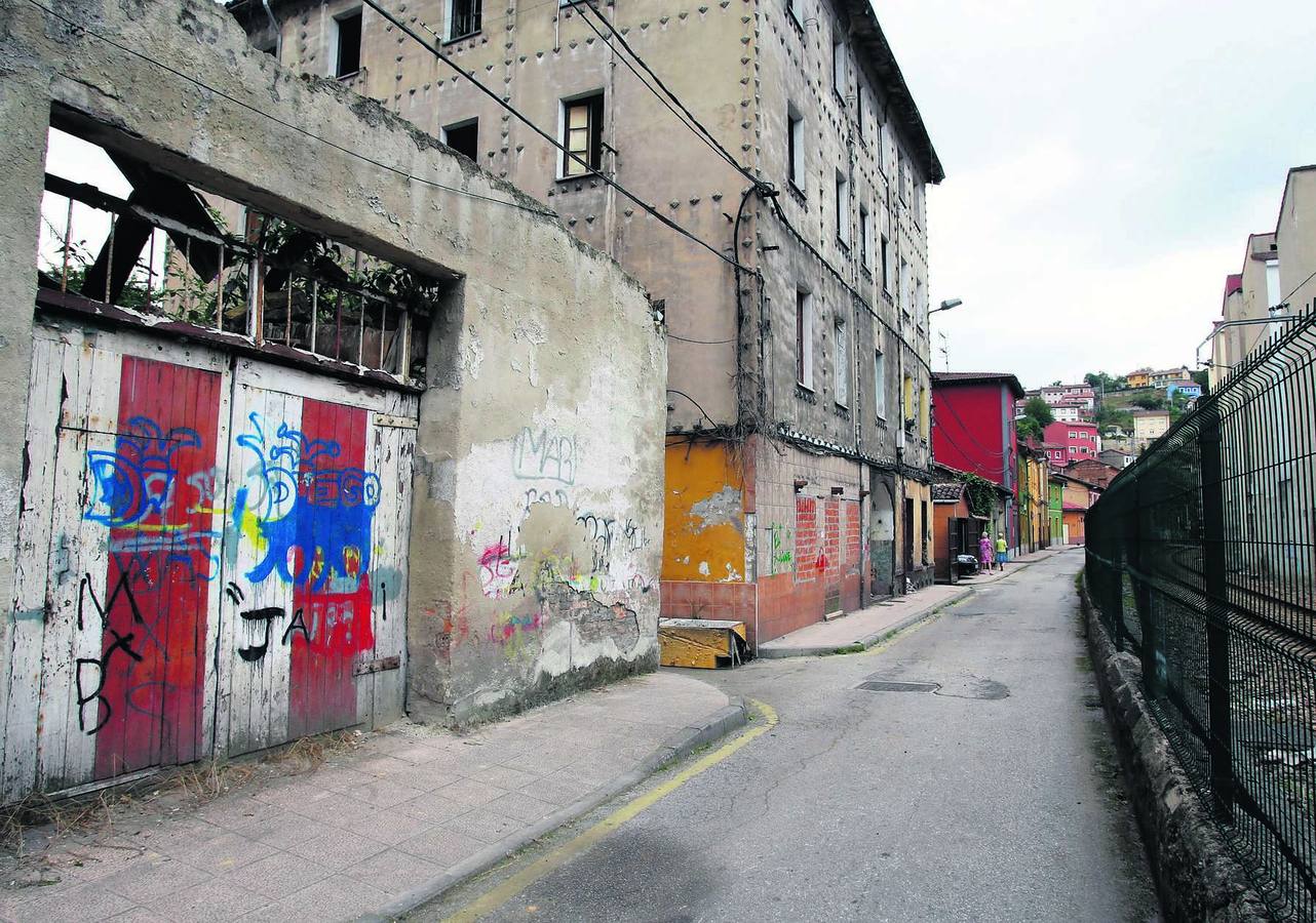 Langreo asume el derribo de un edificio de Casa Nueva tras años de quejas